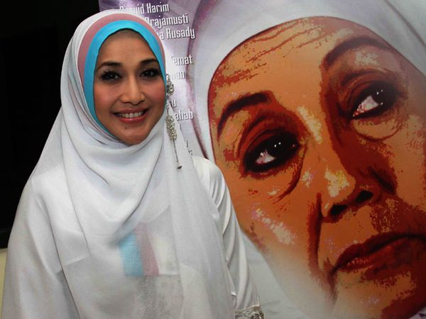 Paramitha Rusady Cantik dengan Jilbab