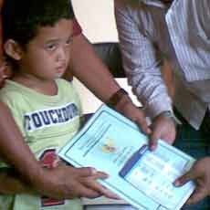 Adit dan Keluarga Bersyukur Terima Polis Asuransi Pendidikan