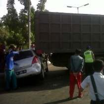 Tak Kuat Nanjak, 2 Tronton Mundur dan Tabrak Swift