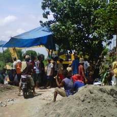 Hadang Backhoe Masuk Tambang Sirtu, Warga Bersitegang dengan Aparat