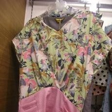 Bergaya Vintage dengan Blouse Klasik