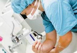 Dokter Lebih Rajin Cuci Tangan Kalau Ada Kamera Pengintai