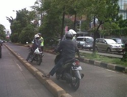 Polisi Tilang Pemotor Bandel di Busway