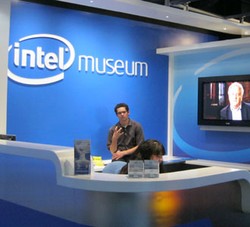 Ultah ke 15, Intel Donasikan Komputer ke Sekolah