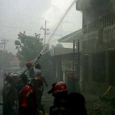 30 Menit Api Membakar Bening Elektronik Berhasil Dipadamkan