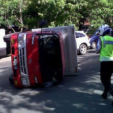 Truk Terjungkal di Jalan Indrapura Diyakini Digulingkan Makhluk Halus