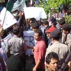 Ratusan Warga Gelar Desak Sekda Pacitan Diganti