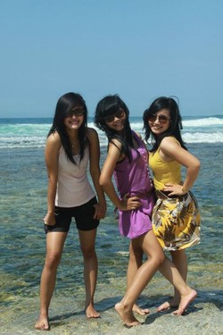 indahnya pantai ngobaran jogja...