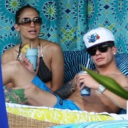 Liburan dengan Pacar Baru, J-Lo Tinggalkan Si Kembar