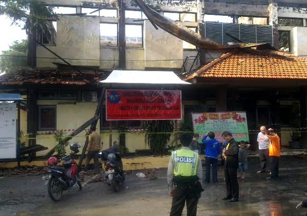 Gedung Rektor Fakultas MIPA Unesa Terbakar