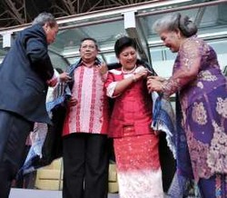 Ulos Biru nan Cantik untuk SBY & Ibu Ani di HUT ke-150 HKBP