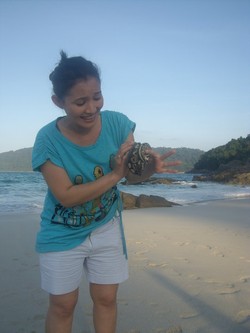 rekreasi di air terjun dua warna