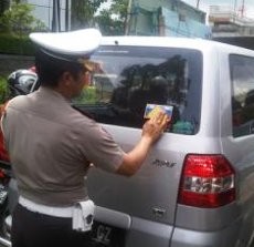 Polisi Bagikan 5 Ribu Stiker Tertib Lalin