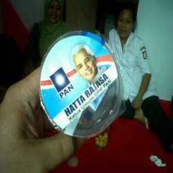 Air Gelas Kemasan Hatta Rajasa Beredar di Posko Bencana Tembok Runtuh