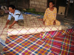 Pengrajin Tikar Pulau koloray