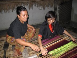 Mengenal Kain Tenun Di Desa Sukarara