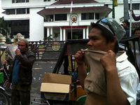Tukang Becak Tolak Pembatasan