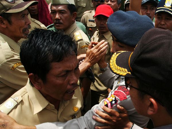 Tuntut UU Desa, Kades Demo DPR