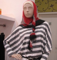 Bergaya Simpel dengan Naeema Hijab