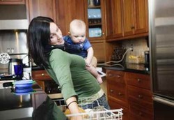 Kegiatan Multitasking di Rumah Bikin Ibu Lebih Emosi dan Stres