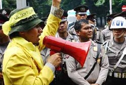 Tuntut RUU Desa Disahkan, Kepala Desa Nginap di DPR 