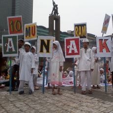 Puluhan Anak Peringati Hari Anak Yatim di Bundaran HI