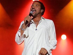Berkat We Are the World Lionel Ritchie Dapat Penghargaan dari Universitas Harvard