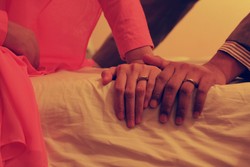 Cinta di tengah hujan peluru