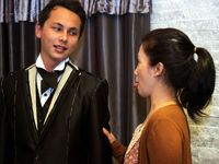 Ussy Temani Andhika Fitting Baju Pengantin
