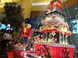 Pohon Natal Raksasa Hiasi Lobby JW Marriott
