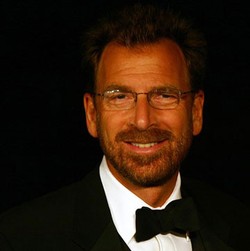 Bos Besar Warner Music Group Mundur