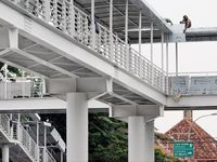 Adu Nafas di Halte Busway Jatinegara 