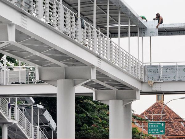 Adu Nafas di Halte Busway Jatinegara 