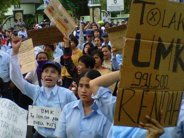 Buruh Semarang Tolak UMK Rendah