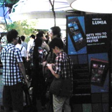 Beli Nokia Lumia Dapat Xbox 360, Warga Singapura Antre