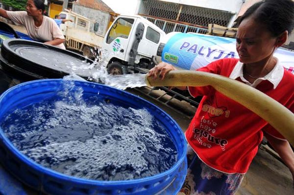 Warga Muara Baru Terima Air Bersih