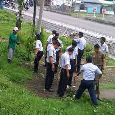 PT KA Daops VIII Bersih Lintas dan Tanam Pohon