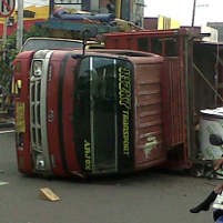 Truk Muat Gulungan Seng 7 Ton Terguling