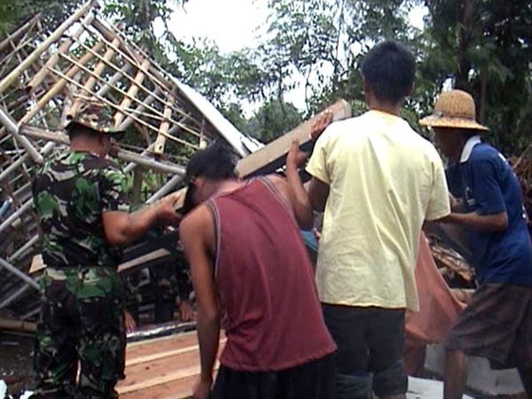 Puluhan Rumah Hancur Diterjang Puting Beliung