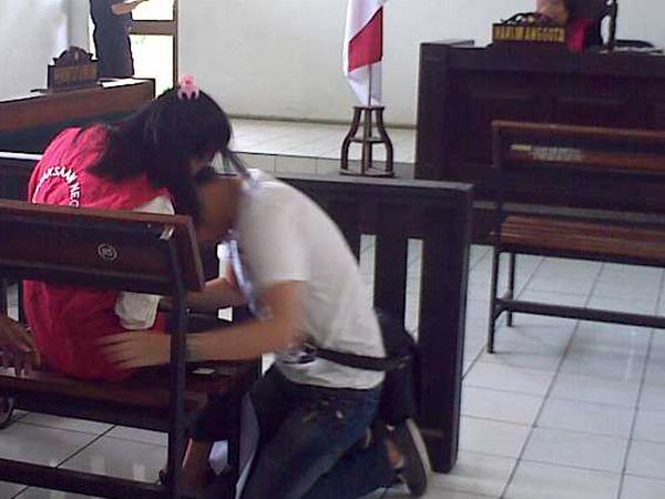 Dituduh Culik Anak Kandung, Fransisca Pingsan Saat Sidang