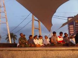 Seratusan Santri & Anak Yatim Doa di Lokasi Ambruknya Jembatan Kukar