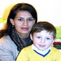 Seorang Ibu Selamatkan Anaknya yang Akan Ditabrak Mobil