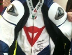 Valentino Rossi Lelang Baju Balap