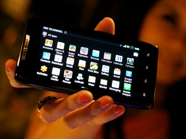 Motorola Luncurkan Ponsel Cerdas RAZR