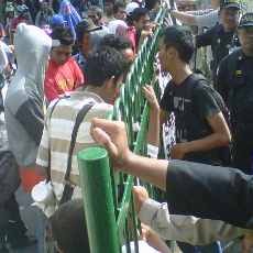 Unjuk Rasa Warga Lidah Kulon di Balaikota Diwarnai Aksi Dorong