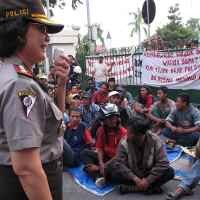 Diancam Dibubarkan Paksa, Warga Sepat Gagal Bertemu Walikota Surabaya