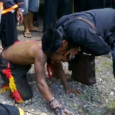 Koruptor Disindir Seniman Bantengan di Depan Kejati Jatim