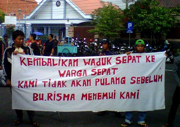 Warga Lidah Kulon Geruduk Balai Kota