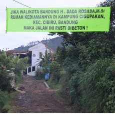 Jalan Rusak Dibiarkan, Warga Cigupakan Sindir Dada Lewat Spanduk 