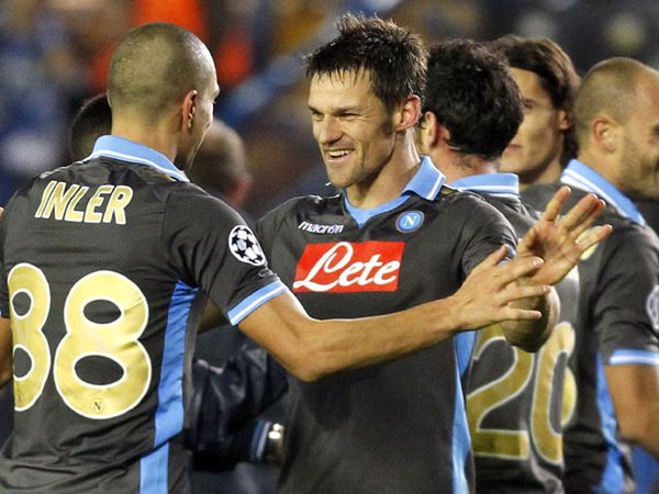 Napoli Melaju ke 16 Besar